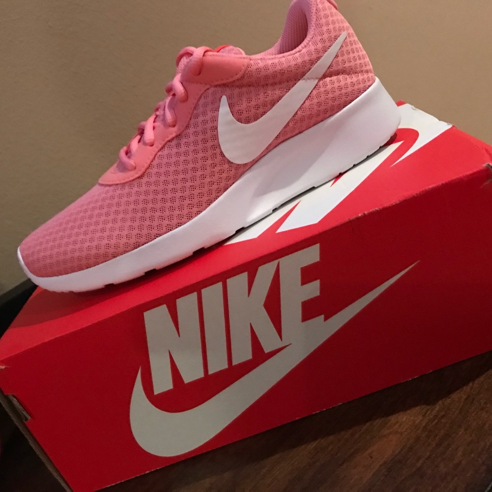 WMNS NIKE TANJUN